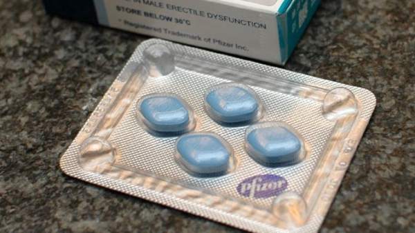 Envase y píldoras de Viagra, el fármaco de Pfizer.